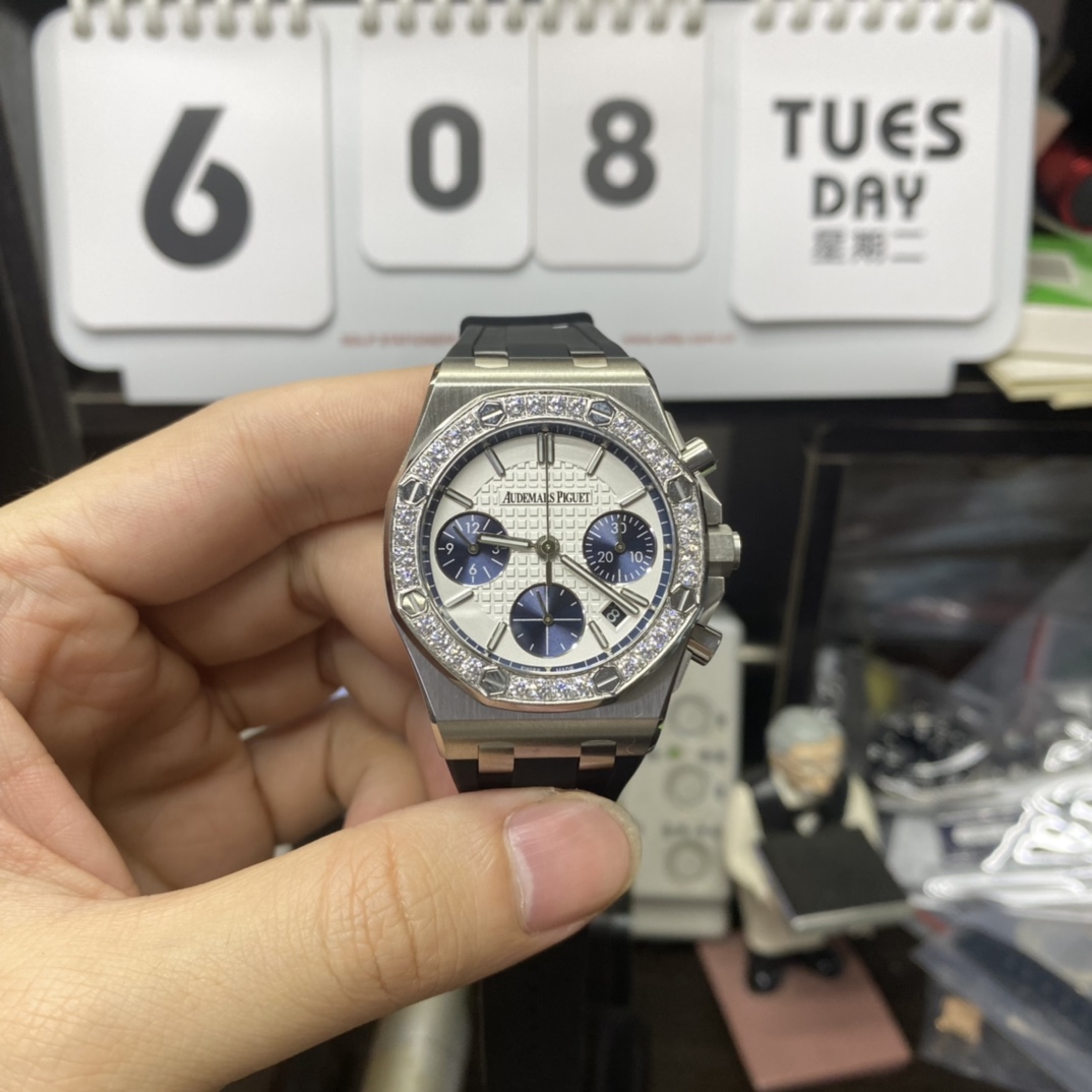 Audemars Piguet Royal Oak Offshore Series 26231ST.ZZ.D010CA.01, Silver Panda Dial, 37mm Size.