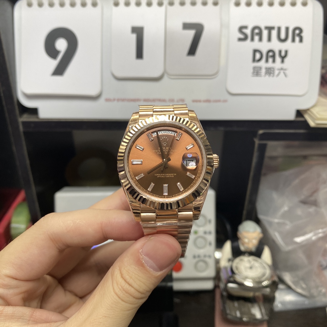 Rolex Day-Date Series m228235-0003, Full Everose Gold Case Gradient Brown Dial, Instantaneous Day and Date Functions, 40mm Size.