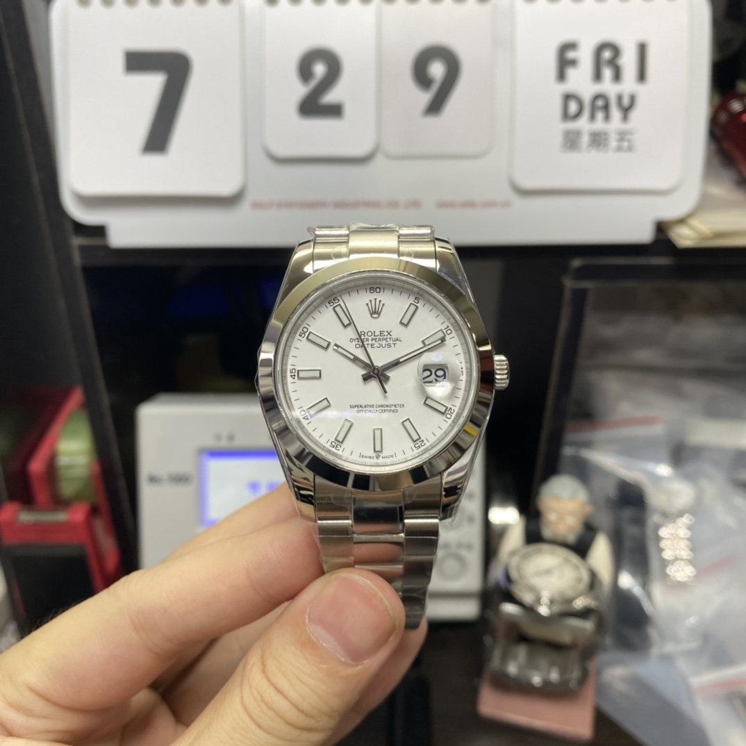 Rolex Datejust series m126300-0005, White Dial with Smooth Bezel, 41mm size, Oyster stainless steel bracelet.